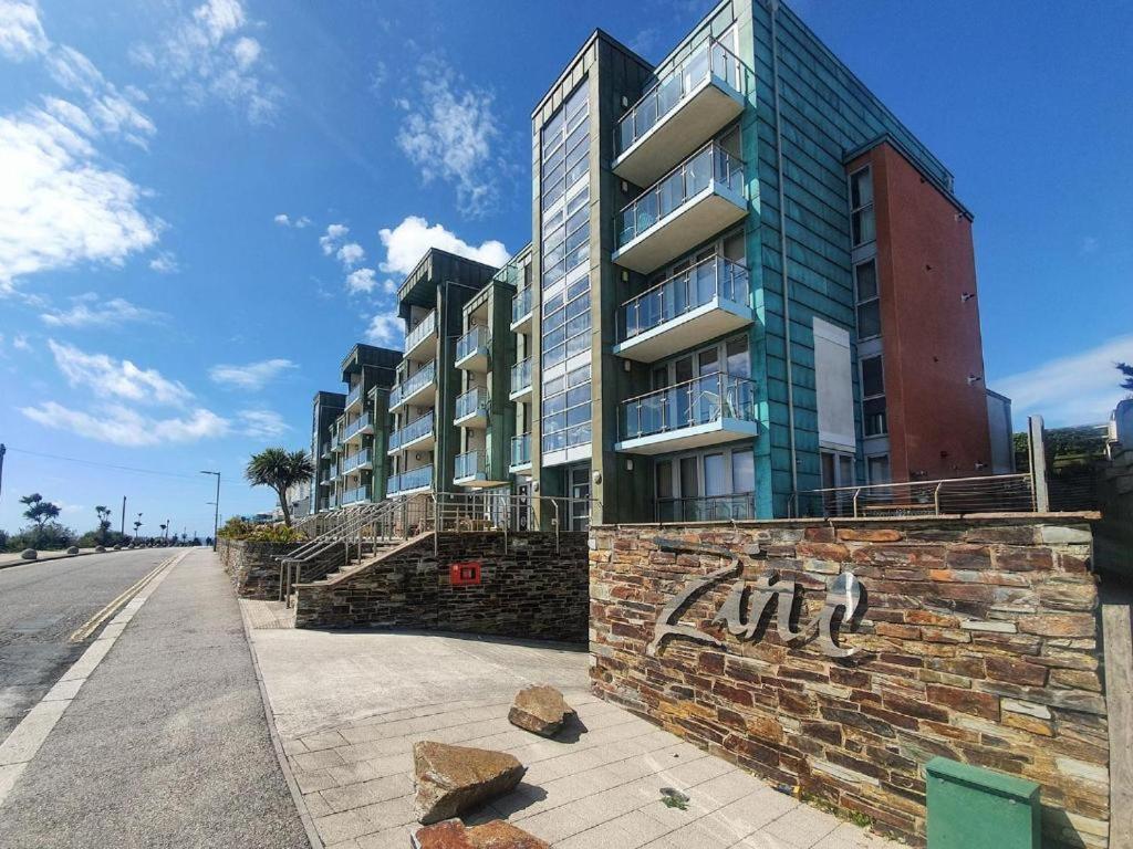 Apartment 100M From Fistral Beach- Underground Parking-Surf Shower & Locker- Sleeps 6 New Quay Eksteriør billede