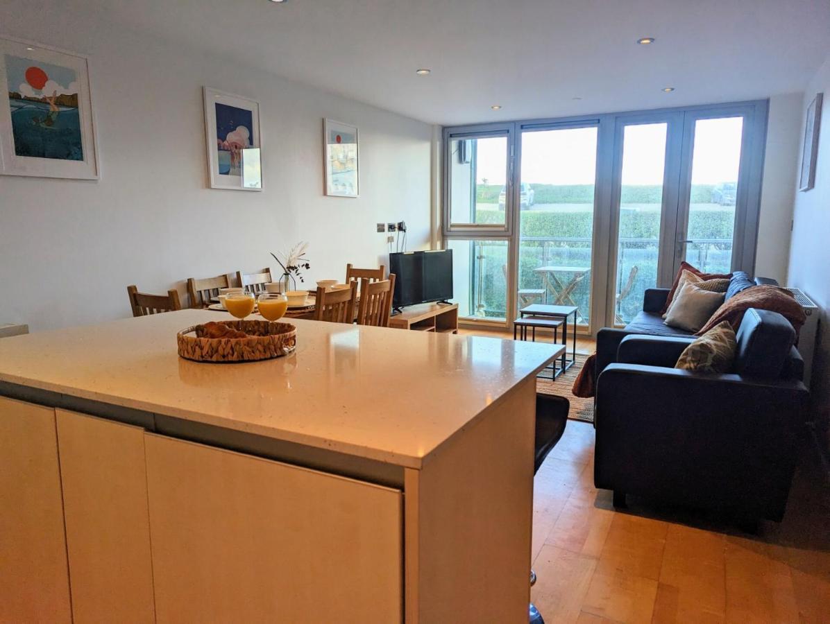 Apartment 100M From Fistral Beach- Underground Parking-Surf Shower & Locker- Sleeps 6 New Quay Eksteriør billede