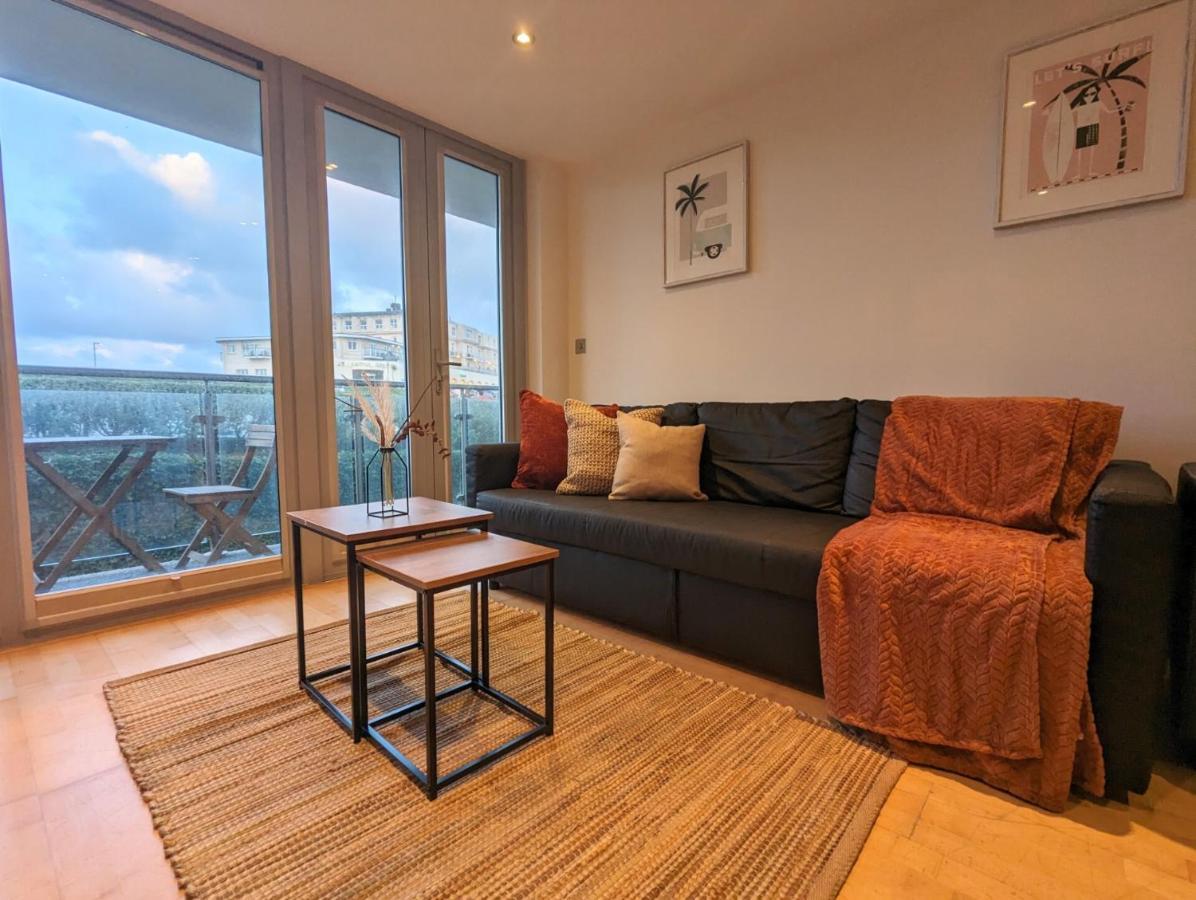 Apartment 100M From Fistral Beach- Underground Parking-Surf Shower & Locker- Sleeps 6 New Quay Eksteriør billede