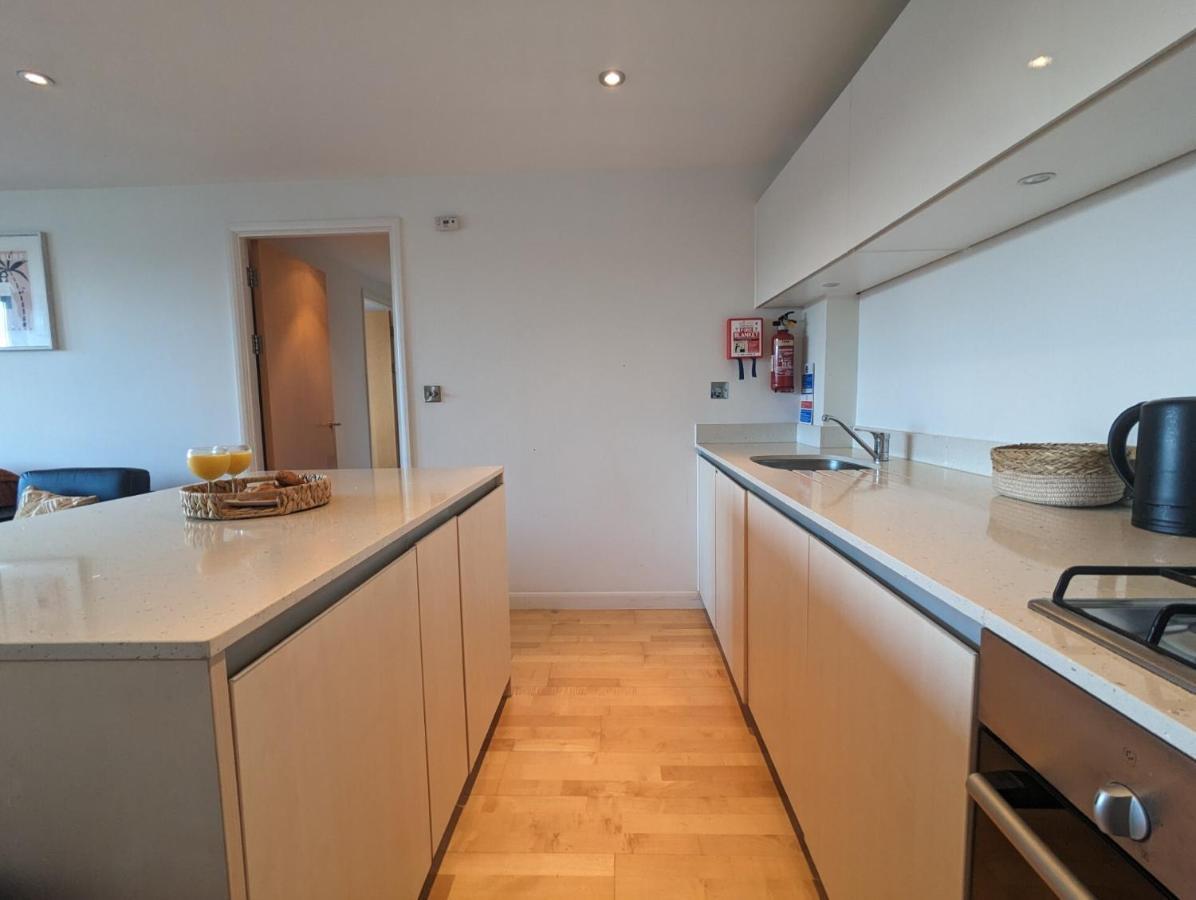 Apartment 100M From Fistral Beach- Underground Parking-Surf Shower & Locker- Sleeps 6 New Quay Eksteriør billede