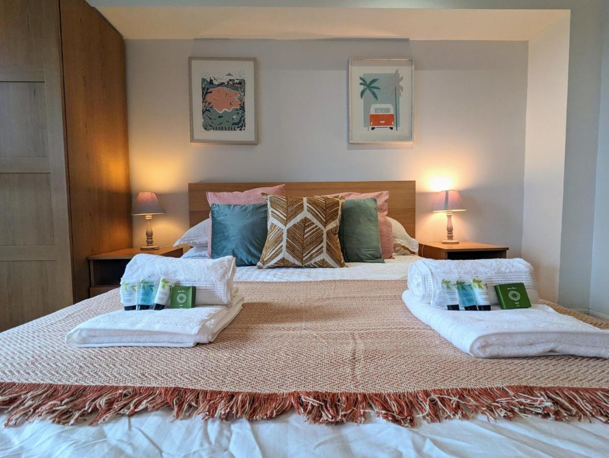 Apartment 100M From Fistral Beach- Underground Parking-Surf Shower & Locker- Sleeps 6 New Quay Eksteriør billede