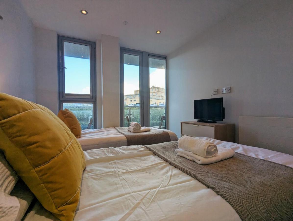 Apartment 100M From Fistral Beach- Underground Parking-Surf Shower & Locker- Sleeps 6 New Quay Eksteriør billede