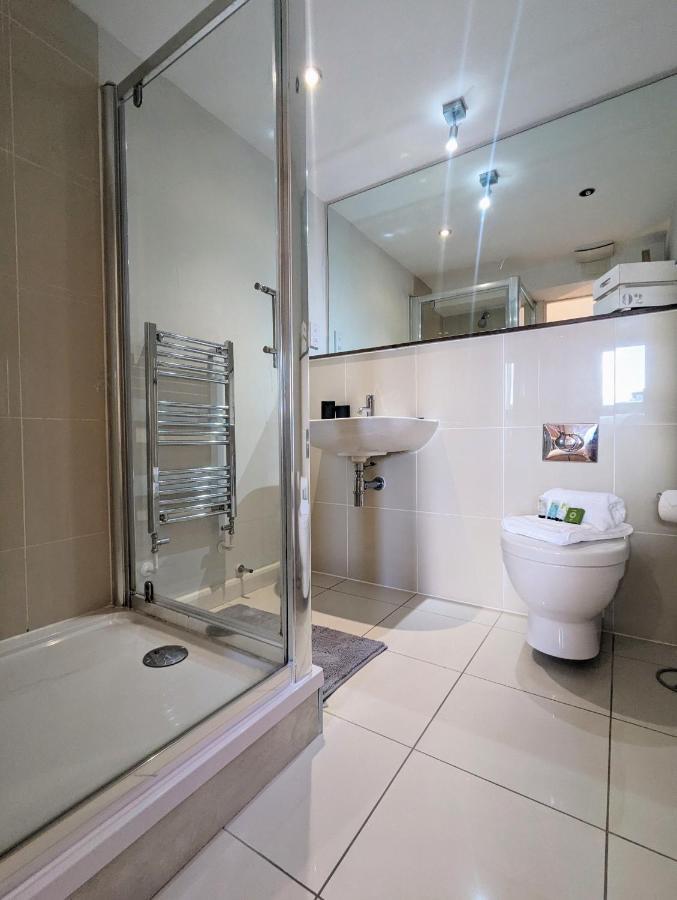 Apartment 100M From Fistral Beach- Underground Parking-Surf Shower & Locker- Sleeps 6 New Quay Eksteriør billede