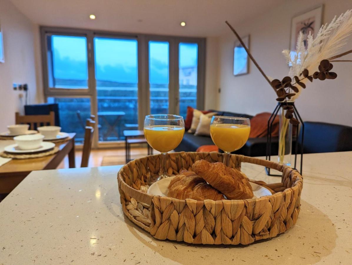 Apartment 100M From Fistral Beach- Underground Parking-Surf Shower & Locker- Sleeps 6 New Quay Eksteriør billede