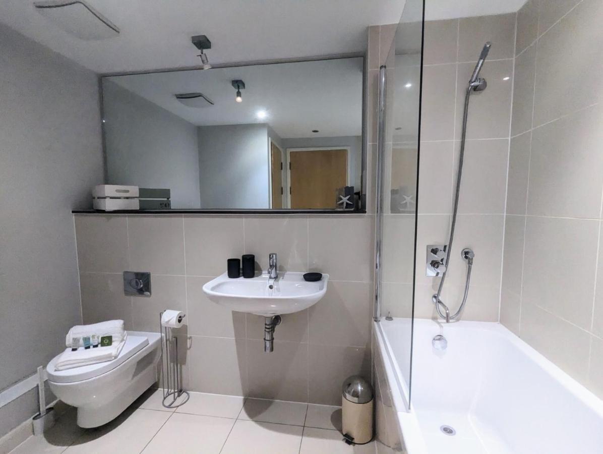 Apartment 100M From Fistral Beach- Underground Parking-Surf Shower & Locker- Sleeps 6 New Quay Eksteriør billede