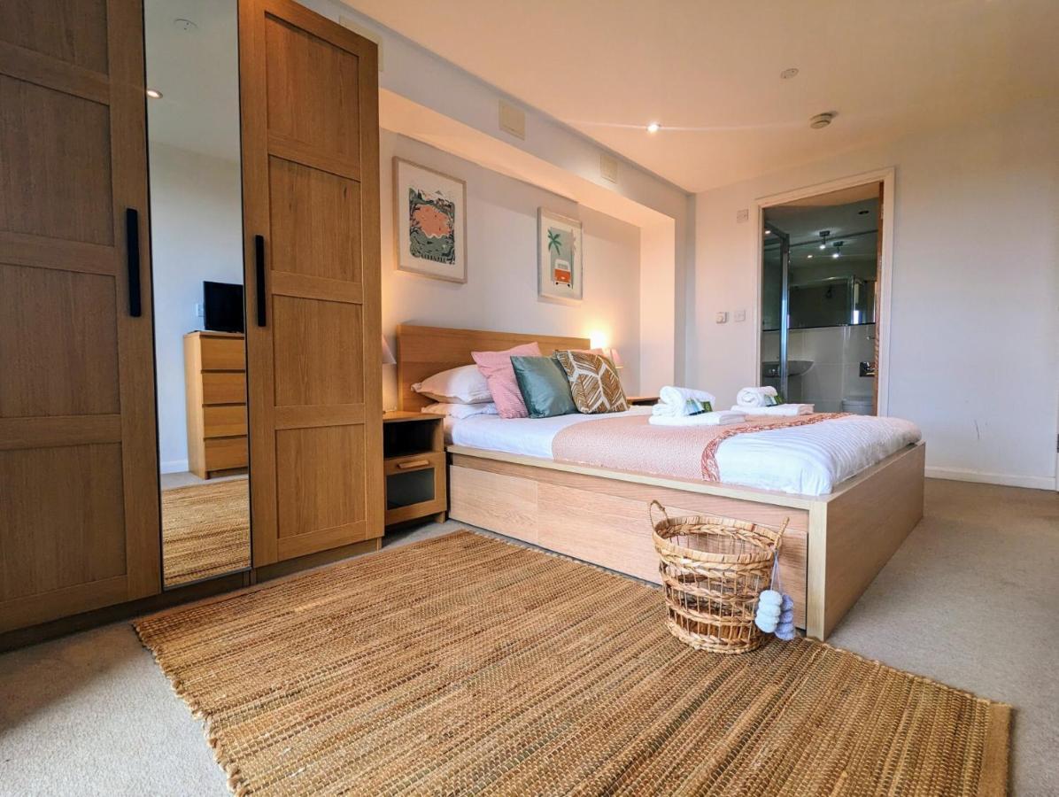 Apartment 100M From Fistral Beach- Underground Parking-Surf Shower & Locker- Sleeps 6 New Quay Eksteriør billede