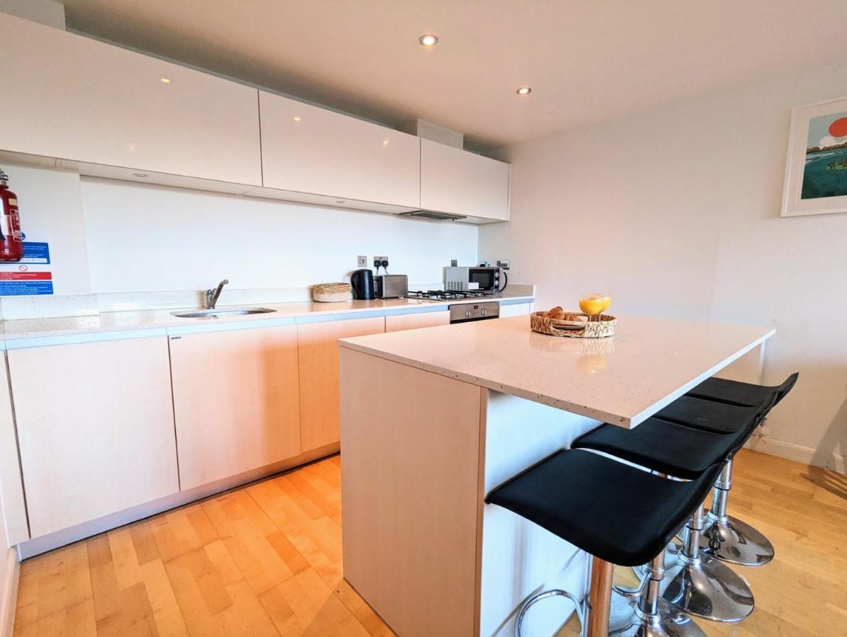 Apartment 100M From Fistral Beach- Underground Parking-Surf Shower & Locker- Sleeps 6 New Quay Eksteriør billede