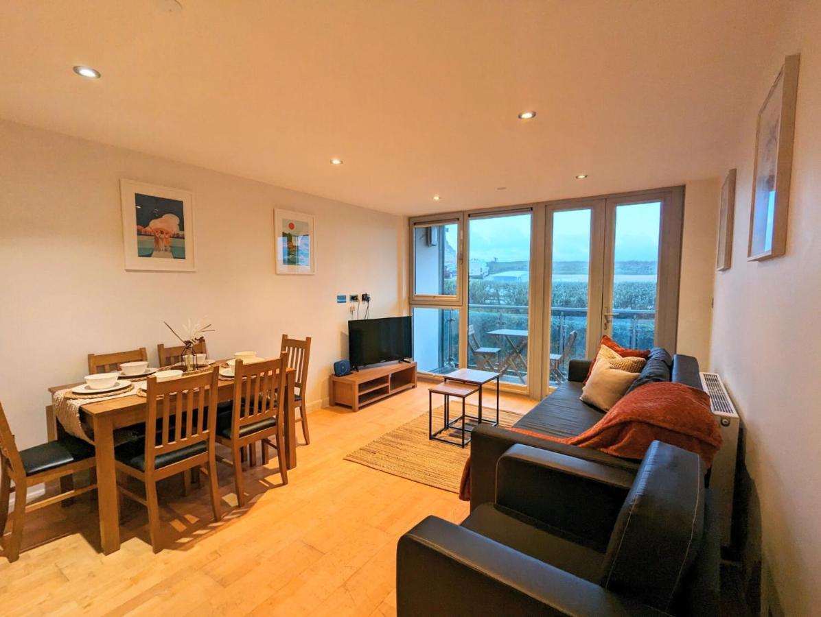 Apartment 100M From Fistral Beach- Underground Parking-Surf Shower & Locker- Sleeps 6 New Quay Eksteriør billede